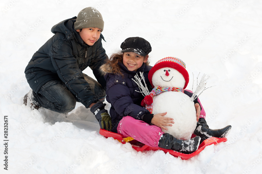 Kinder spielen im Schnee Stock-Foto | Adobe Stock