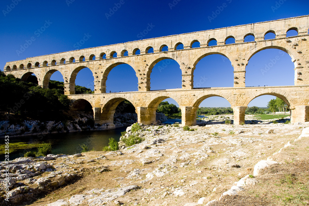 Roman aqueduct, Pont du Gard, Languedoc-Roussillon, France