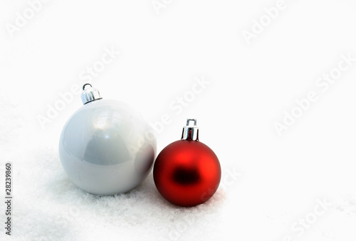 boules de Noël dans la neige photo
