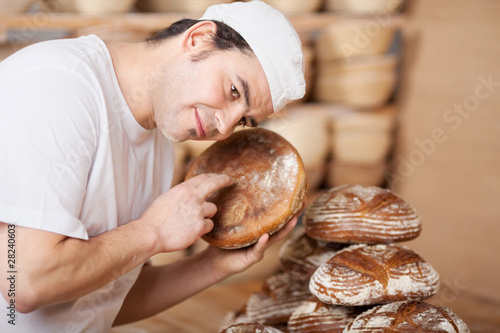 bäckermeister prüft brotqualität photo