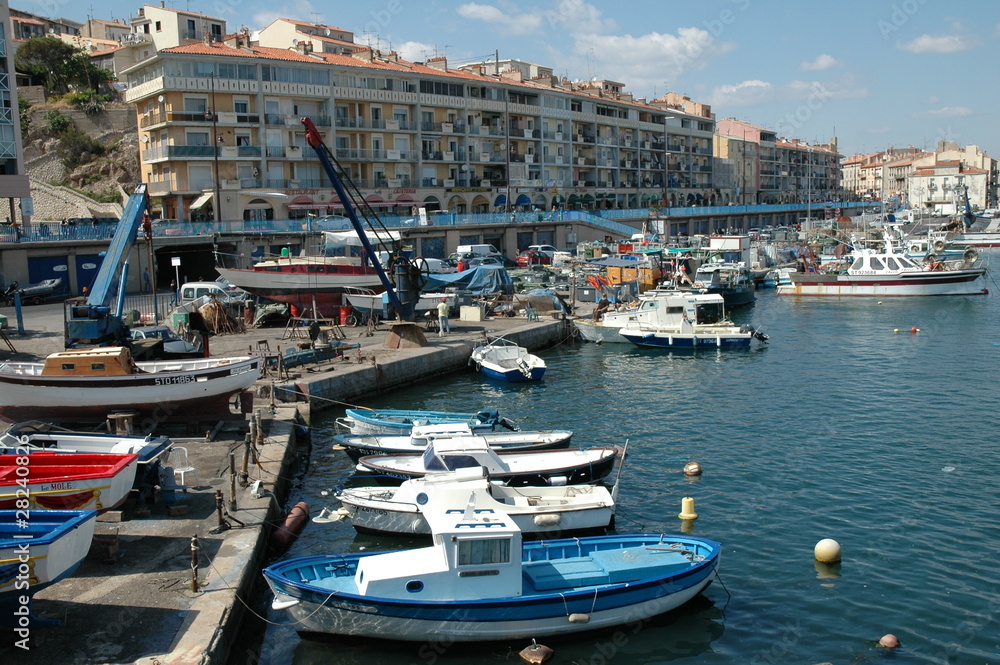 port de Sète et mer bleue