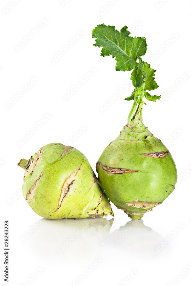 Naklejka premium Kohlrabi cabbage with leaves over white background