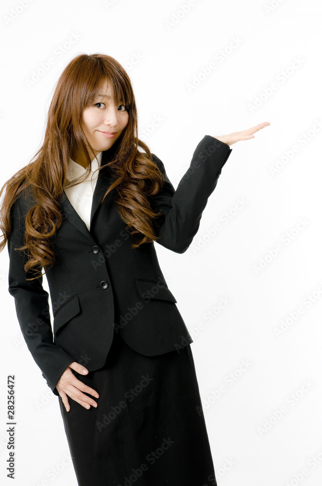 案内する女性社員