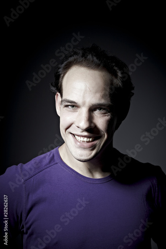 model mit violletem pullover