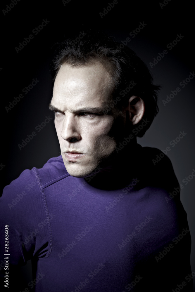 model mit violletem pullover