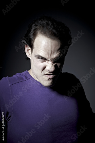 model mit violletem pullover