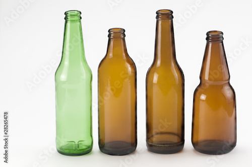 Botellas de cerveza verde y amarilla