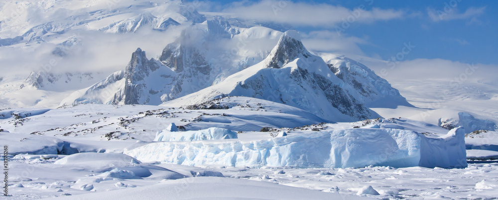 Fototapeta premium góry pokryte śniegiem