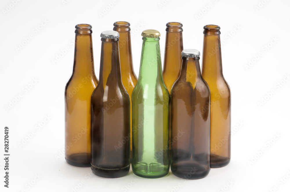 Botellas de cerveza verde y amarilla Botellas de cerveza verde y amarilla