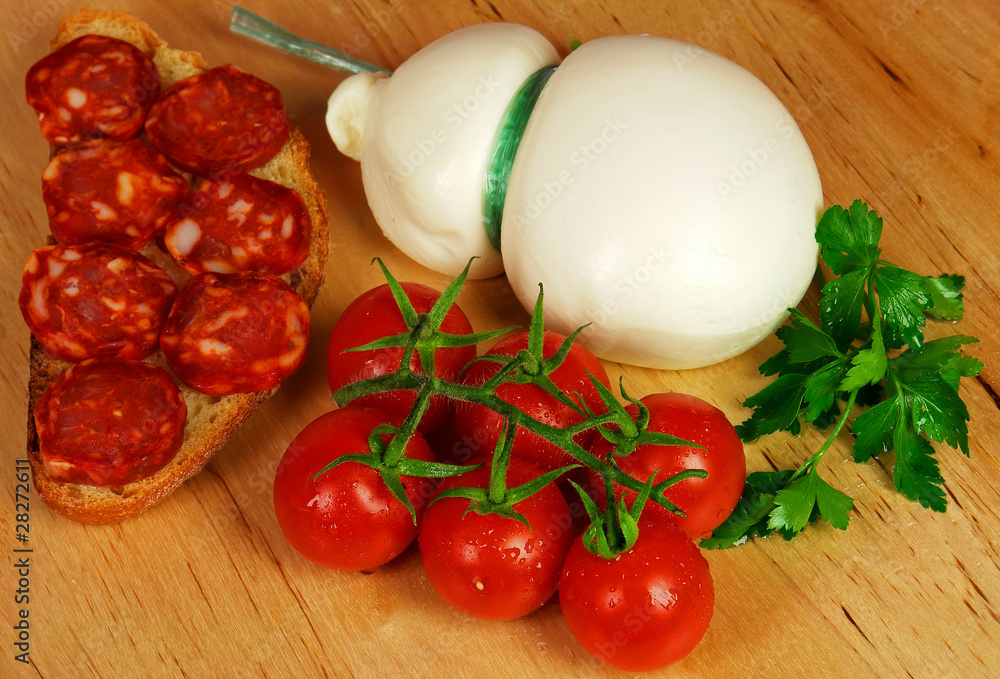 Dieta mediterranea - pomodori pane salame e provola