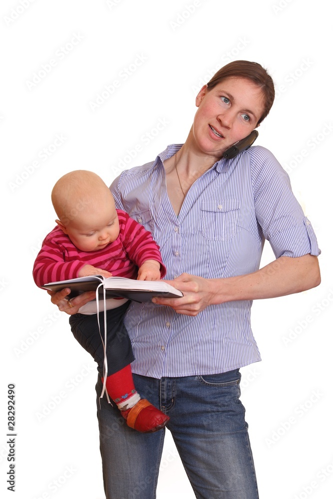 Telefonierende Geschäftsfrau mit Baby und Notizbuch Telefonierende Geschäftsfrau mit Baby und Notizbuch