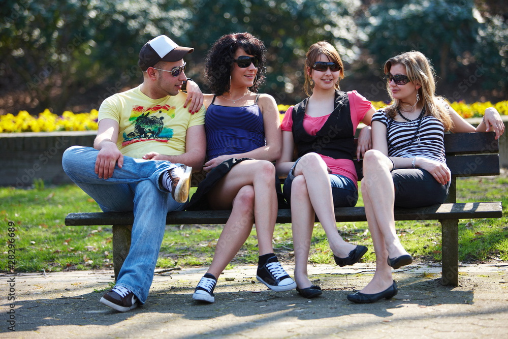 Freunde auf Parkbank StockFoto Adobe Stock