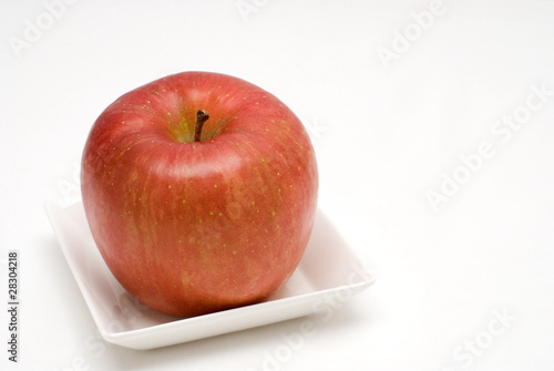 皿の上の赤いりんご