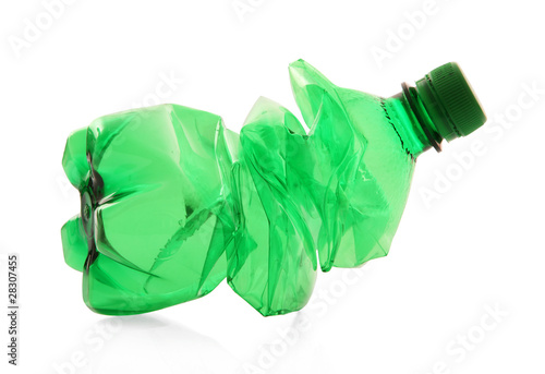 bottiglia di plastica verde schiacciata Stock Photo