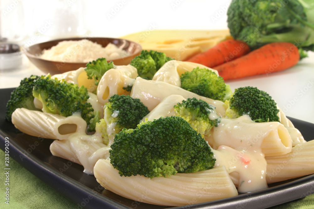 Tortiglione mit Brokkoli-Käse-Soße Tortiglione mit Brokkoli-Käse-Soße