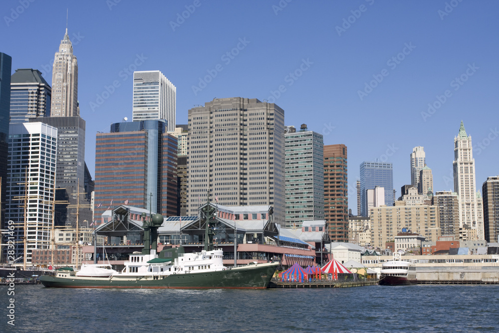 Fototapeta premium New York City skyline and harbor