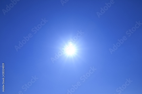 青空に光る太陽
