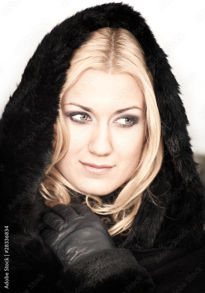 Blonde Frau im schwarzen Pelz Blonde Frau im schwarzen Pelz