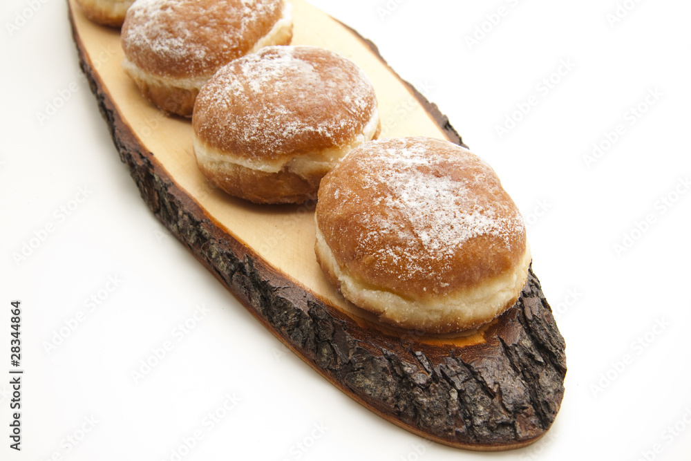 Krapfen auf Holz mit Rinde