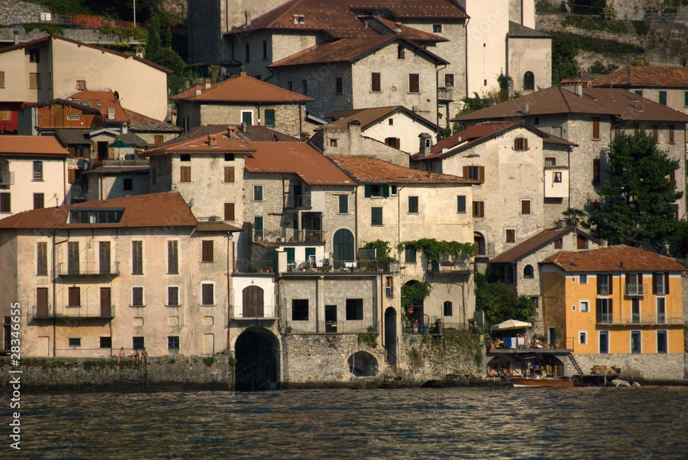 Borgo sul lago di Como