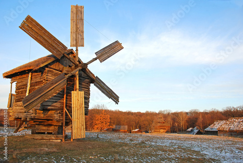 Foto Antique ramshackle wooden windmill, Pirogovo, Kiev, Ukraine