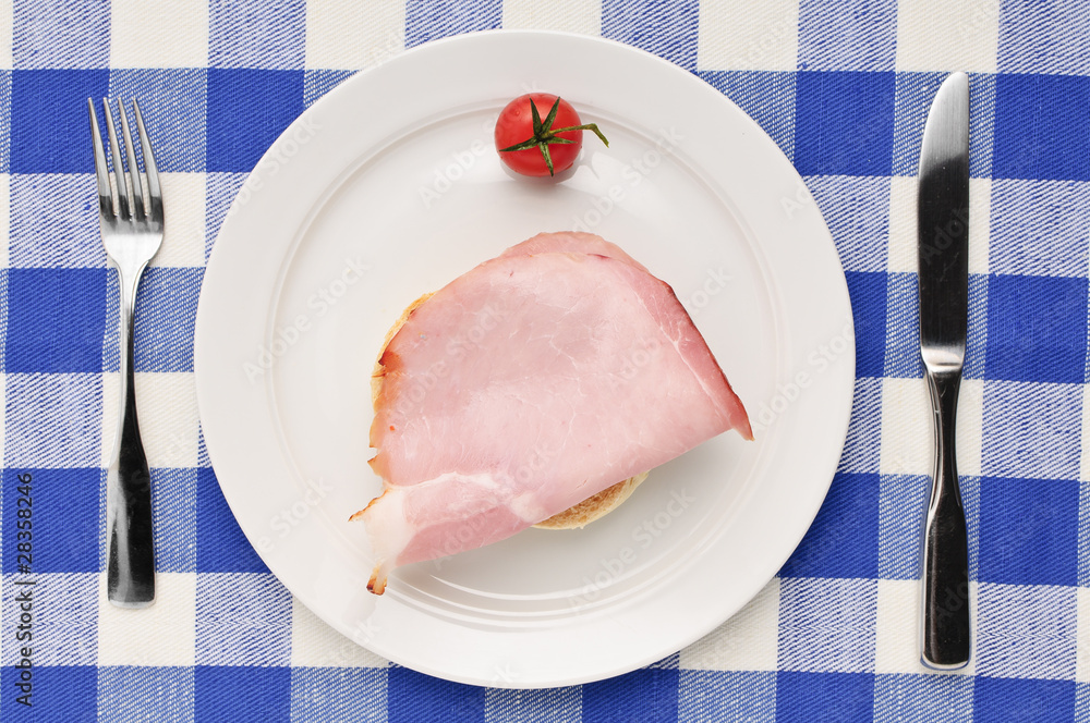 Brotzeit Teller mit Schinkenbrötchen Brotzeit Teller mit Schinkenbrötchen