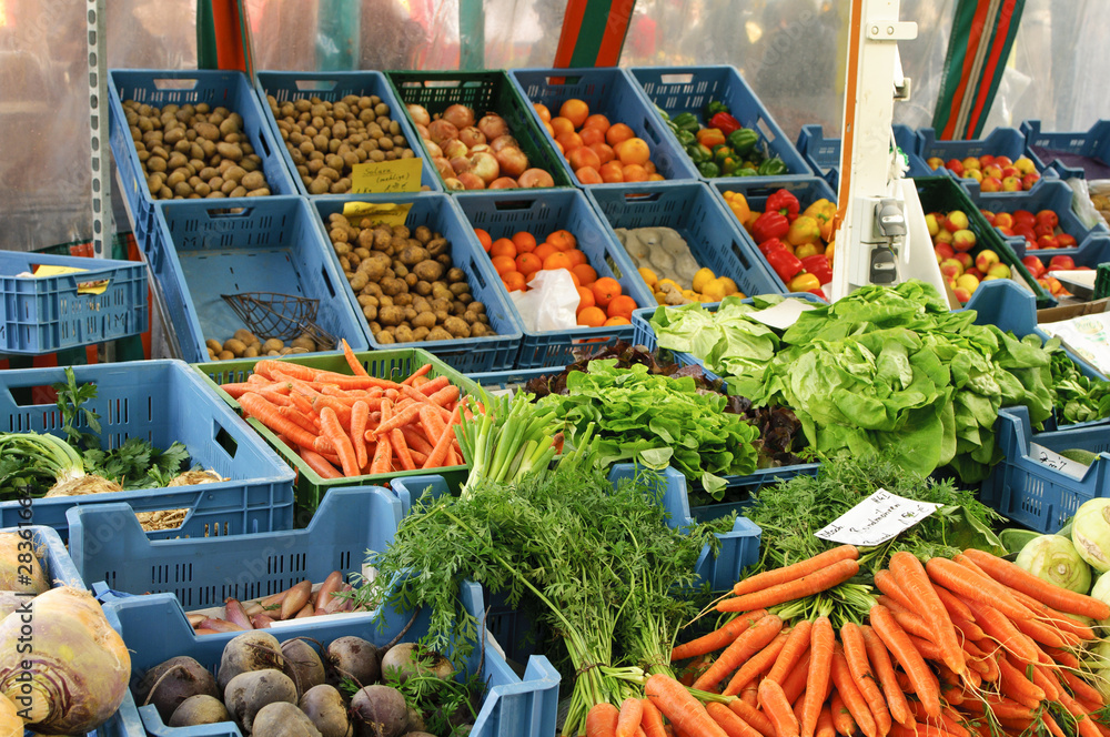 Marktstand mit frischem Gemüse