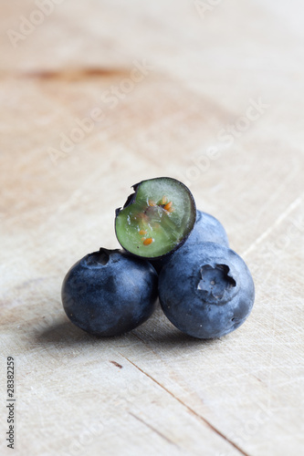 Blaubeeren auf Holzbrett