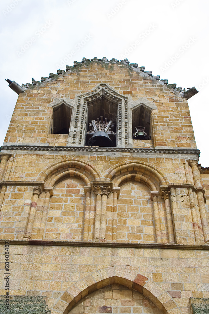 Torre campanario en la Basílica de San Vicente, Ávila