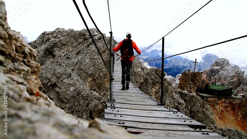 camminata sul ponte sospeso