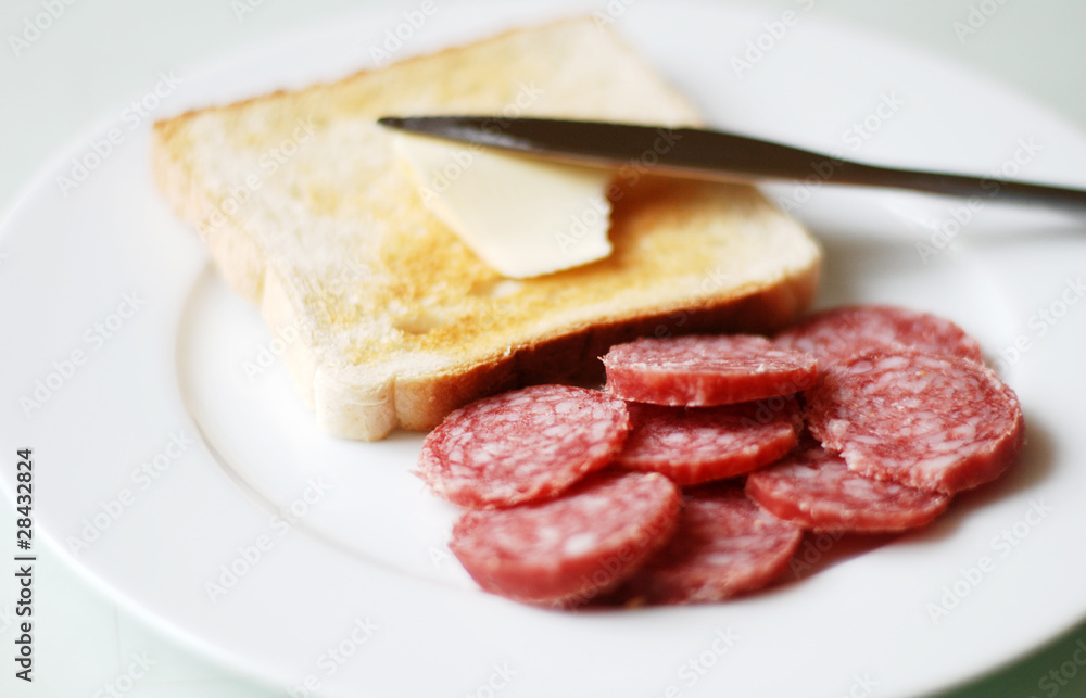 Salami Teller und Toastbrotscheibe Salami Teller und Toastbrotscheibe