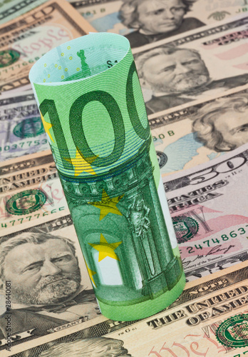 Euro-Geldscheine und Dollar