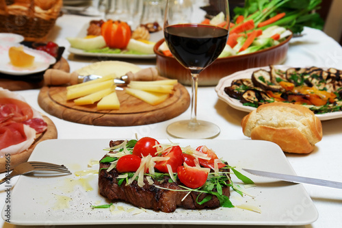 Canvastavla Scottona alla rucola su tavola imbandita