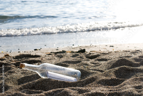 砂浜のメッセージボトル