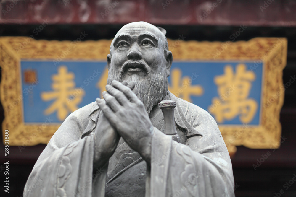 Obraz premium Posąg Konfucjusza w świątyni w Szanghaju w Chinach