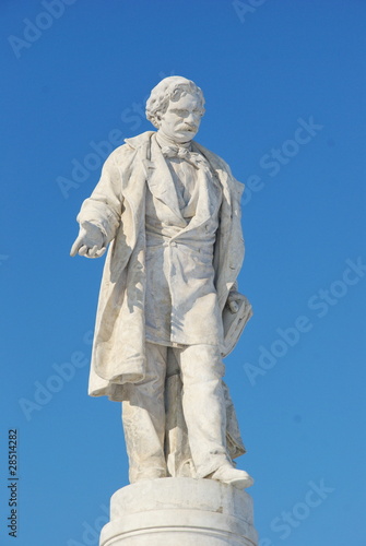 statua di Ion Heliade Radulescu a Bucarest