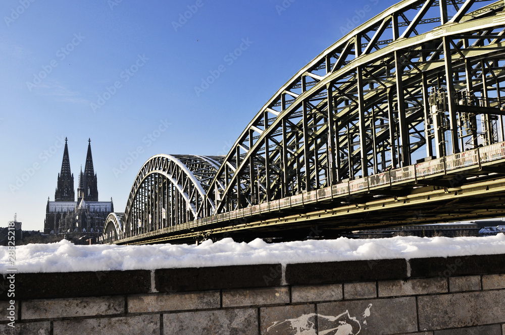 Verschneites Köln am Rhein - Kölner Dom und Hohenzollernbrücke