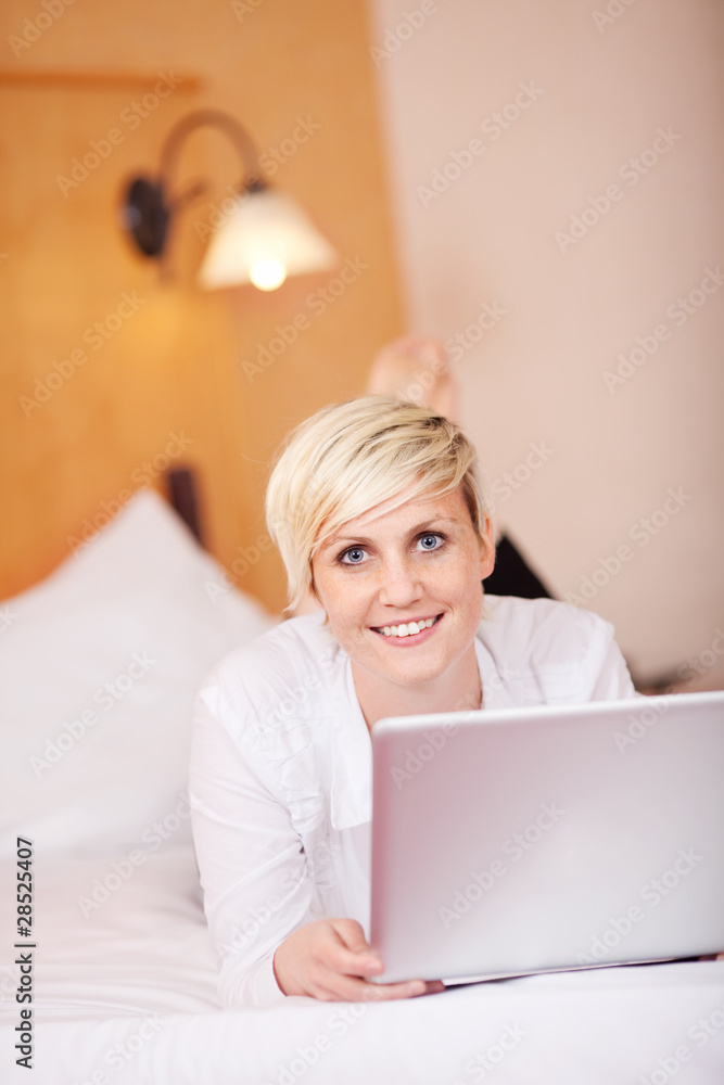 frau mit laptop im hotel frau mit laptop im hotel