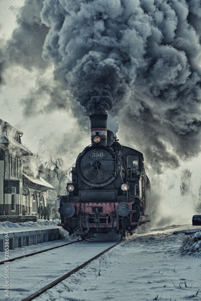 Obraz premium Lokomotywa parowa w śniegu - stacja kolejowa