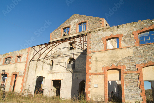 ruines d'ancienne usine corse au village de folelli