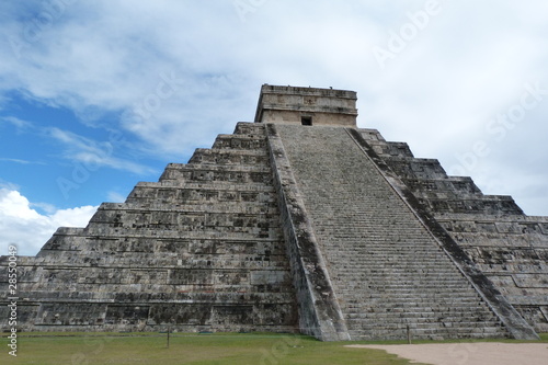 Chichen Itza ruins. Pyramid of Kukulkan  El Castillo .