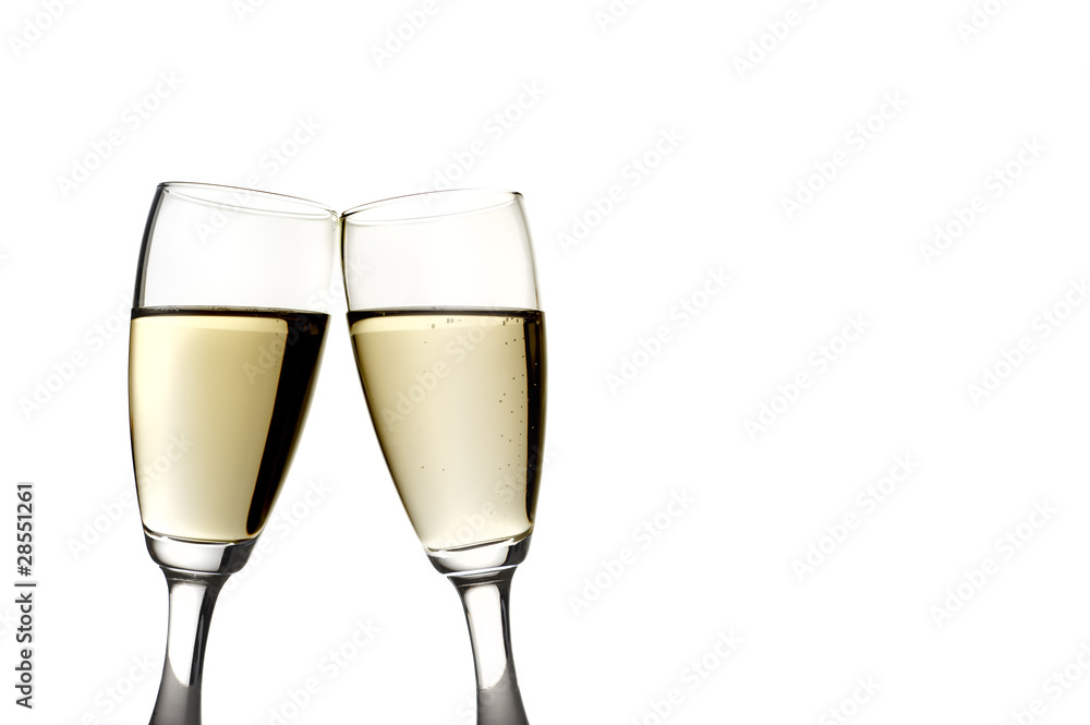 brindisi con bicchieri di vino champagne su sfondo bianco Stock Photo