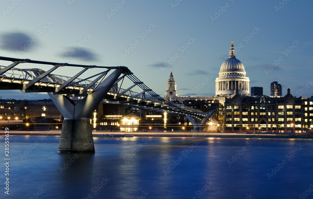 Fototapeta premium Millennium bridge and St. Paul's cathedral