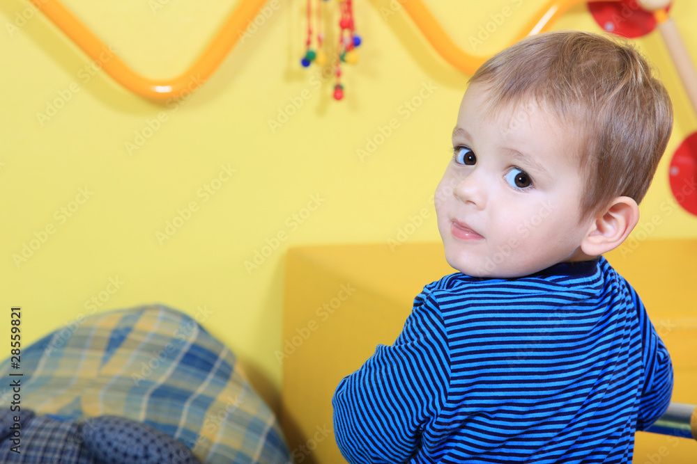 Naklejka premium Kleiner Junge im Kindergarten