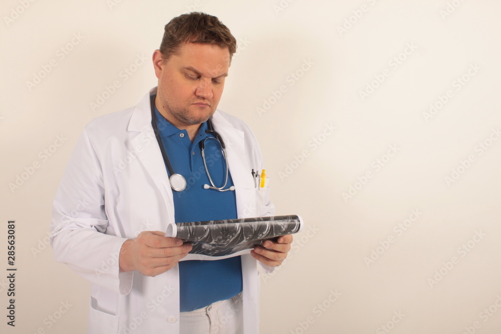 Ein Chirurg studiert ein Röntgenbild Ein Chirurg studiert ein Röntgenbild