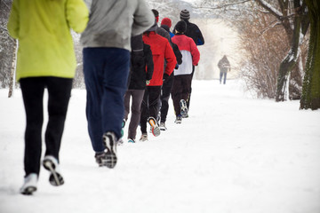 Sierkussen Joggen Mensen joggend in winters stadspark  © blas
