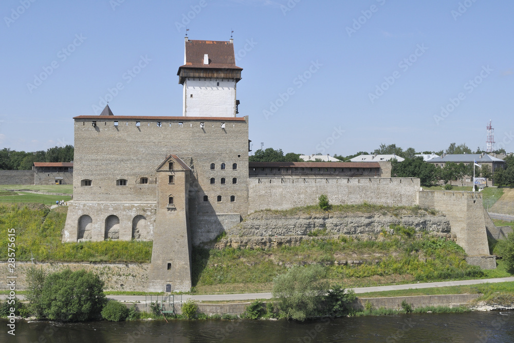 Вид на замок Германа в городе Нарва. Эстония