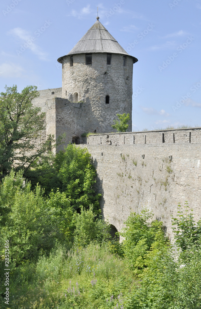 Вид на Воротную башню и стены Ивангородской крепости
