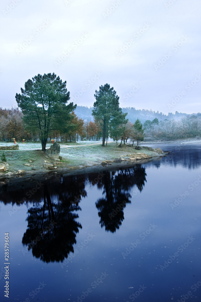 Obraz premium amanecer en el lago