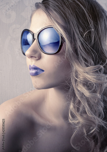 Wallpaper Mural Beauty in blue Torontodigital.ca